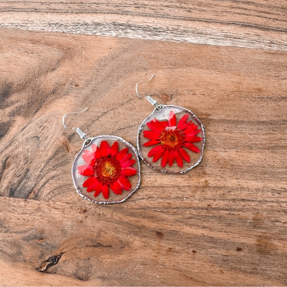 Handmade Silver Resin Pressed Flower Red Daisy Earrings - Picture 1 of 1